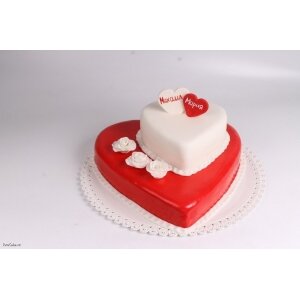 Торт в форме сердца с двумя сердцами сверху