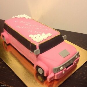 Торт в виде розового лимузина 